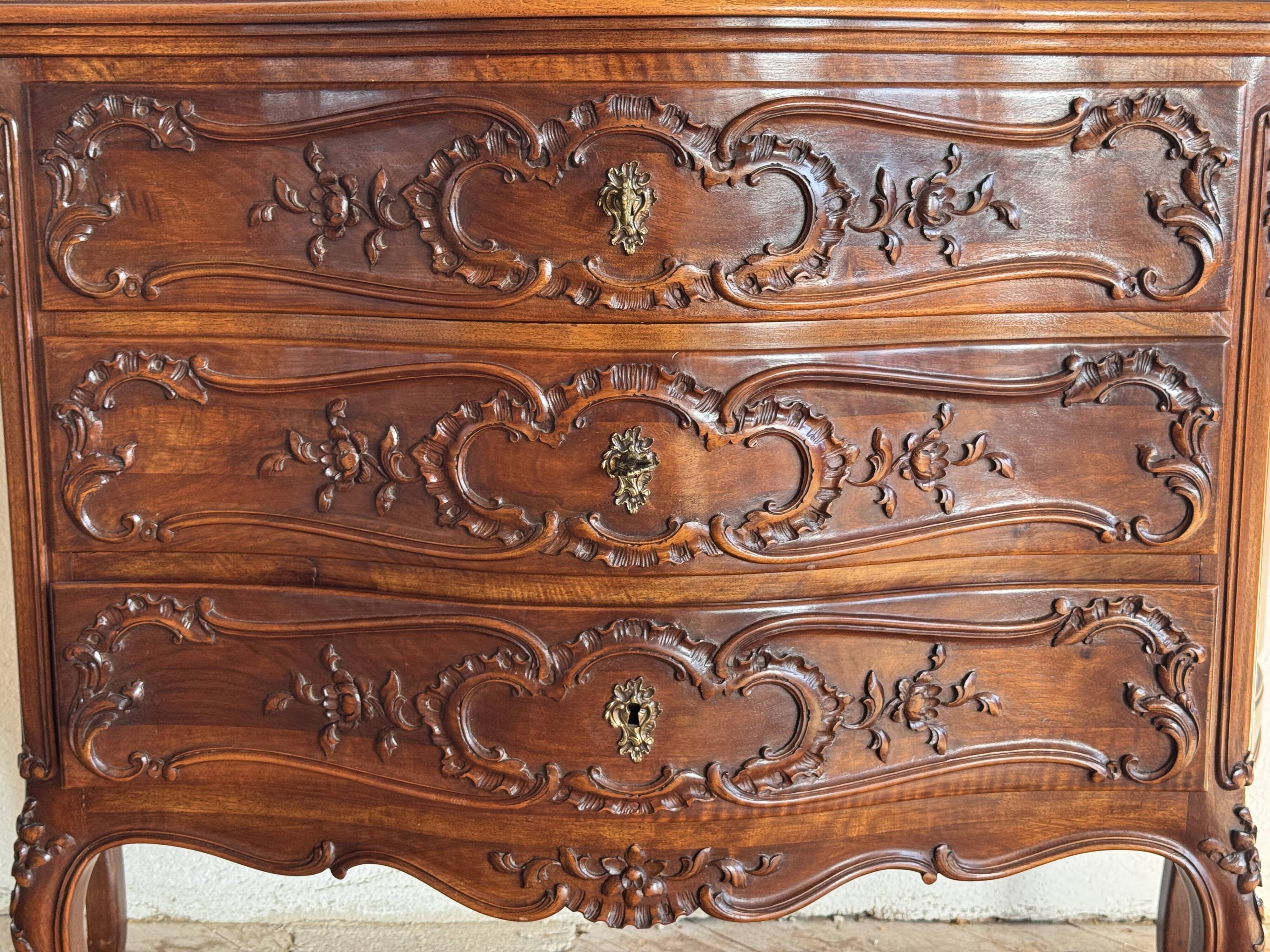 Petite commode de style Louis XV en chêne massif fin XIXème