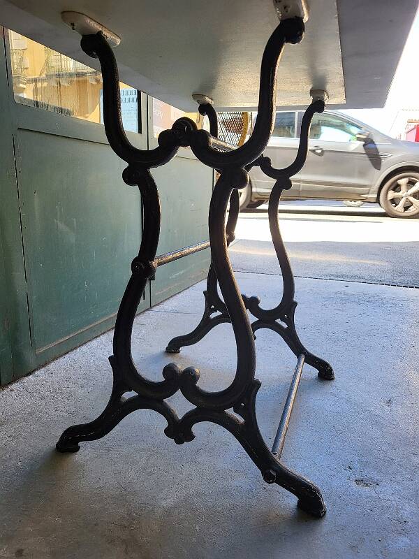 Table bistrot en marbre avec pied en fonte