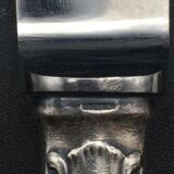 9 table knives in silver metal.