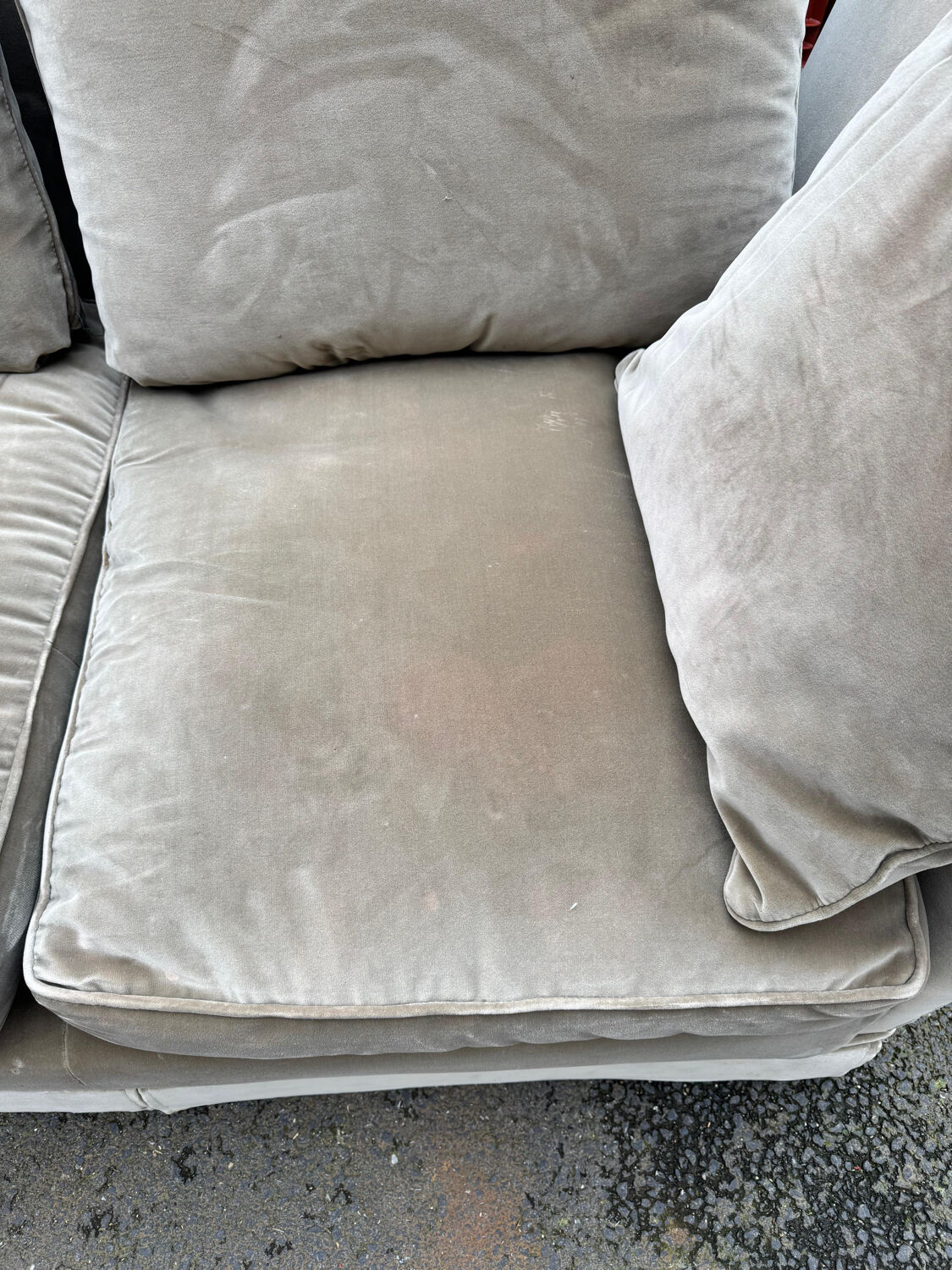 Beautiful Knole model canapé in velvet.