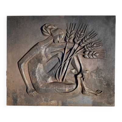Plaque de cheminée moderniste signée Quellier ,  Femme aux épis de blé