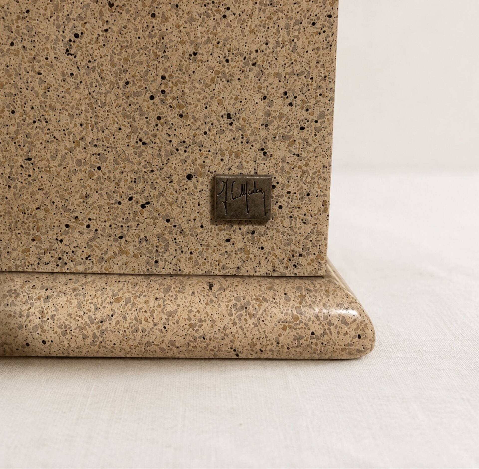 Table d’appoint signé Jean-Claude Mahey bois et résine mouchetée beige