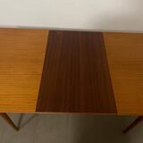 Extendable dining table