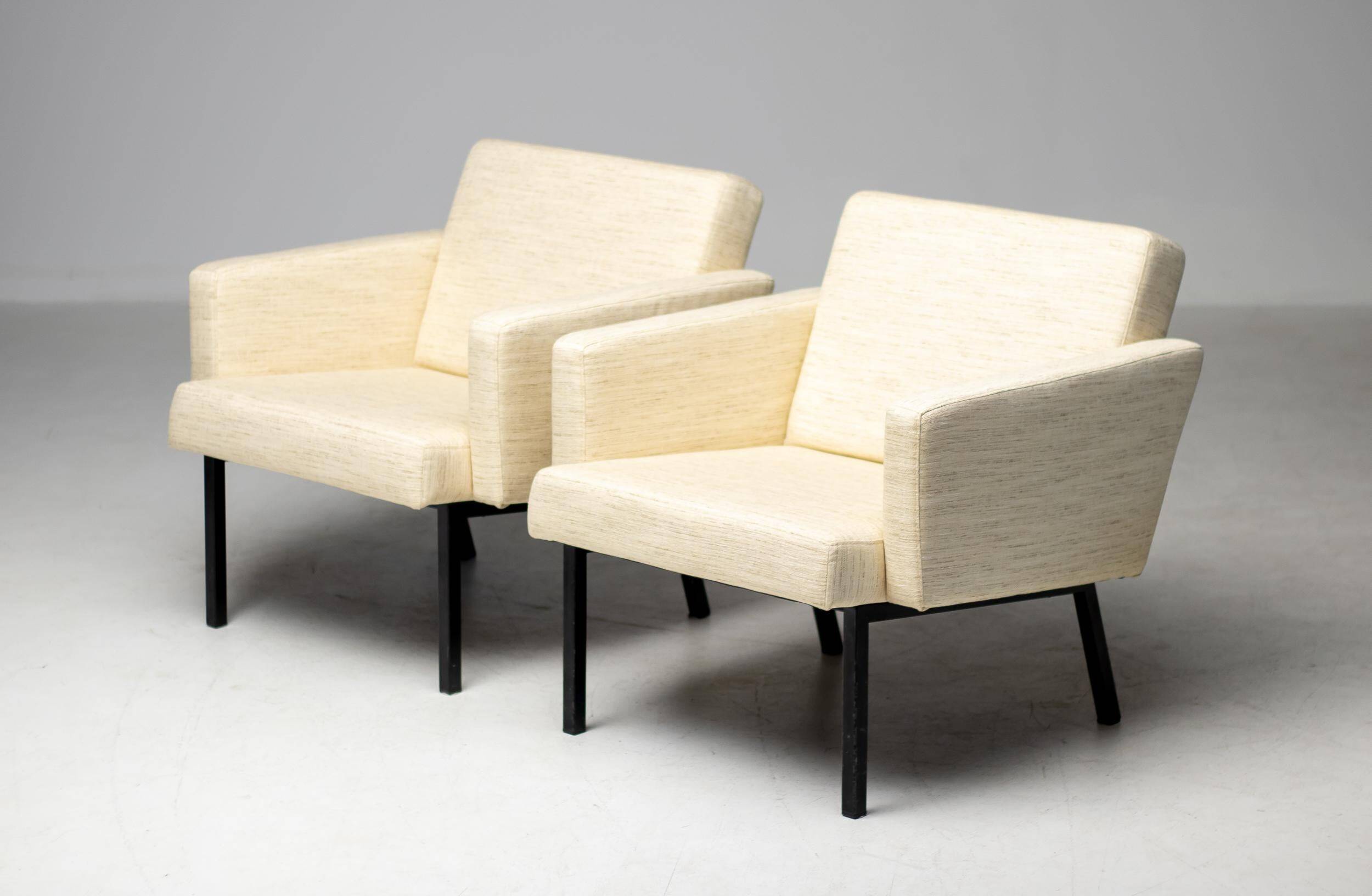 Pair of cream wool lounge chairs Martin Visser SZ48