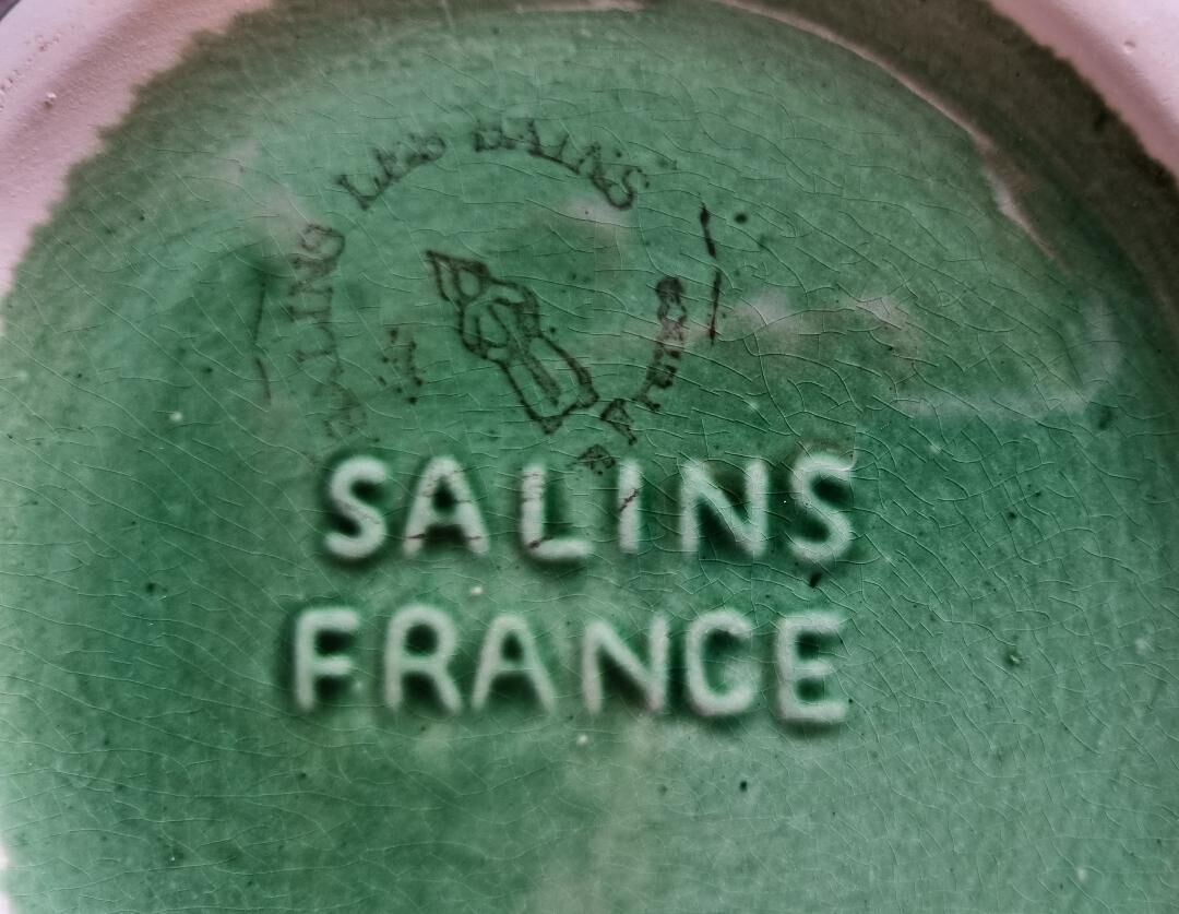 Teapot of Salins in slip