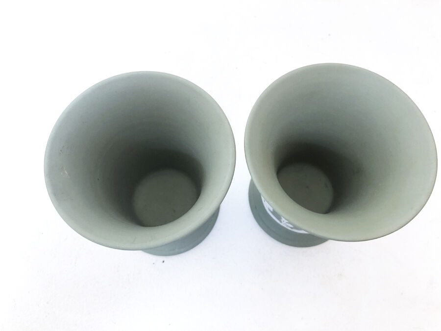 Paire de vases "Médicis" en biscuit Wedgwood 1950