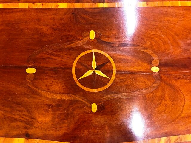 Curved chest of drawers of the eighteenth century