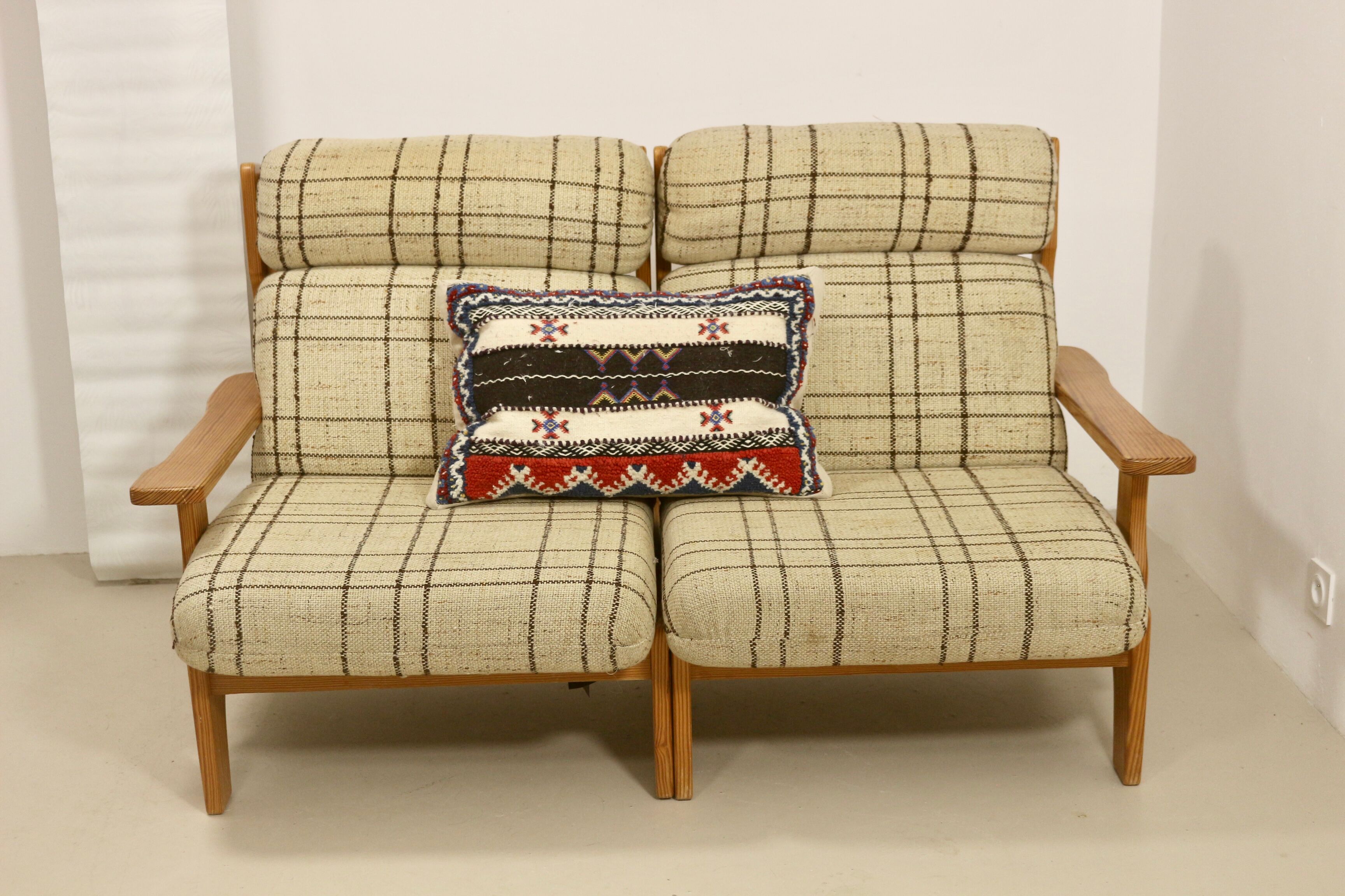 Sofa 2 places convertible into armchairs year 70-80 Solid pine.