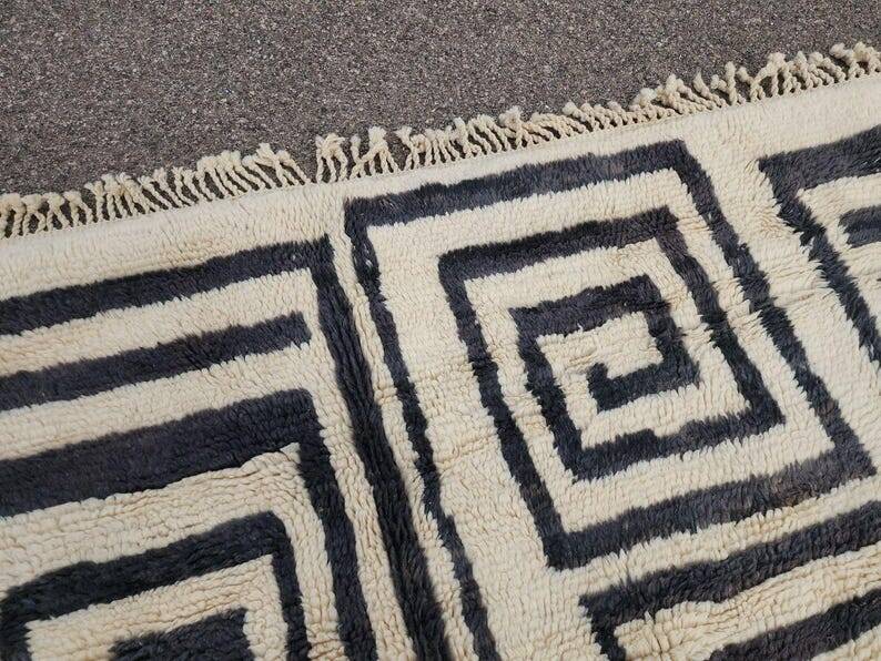 Moroccan Berber rug in cream and black 300x200 cm – spiral geometric pattern