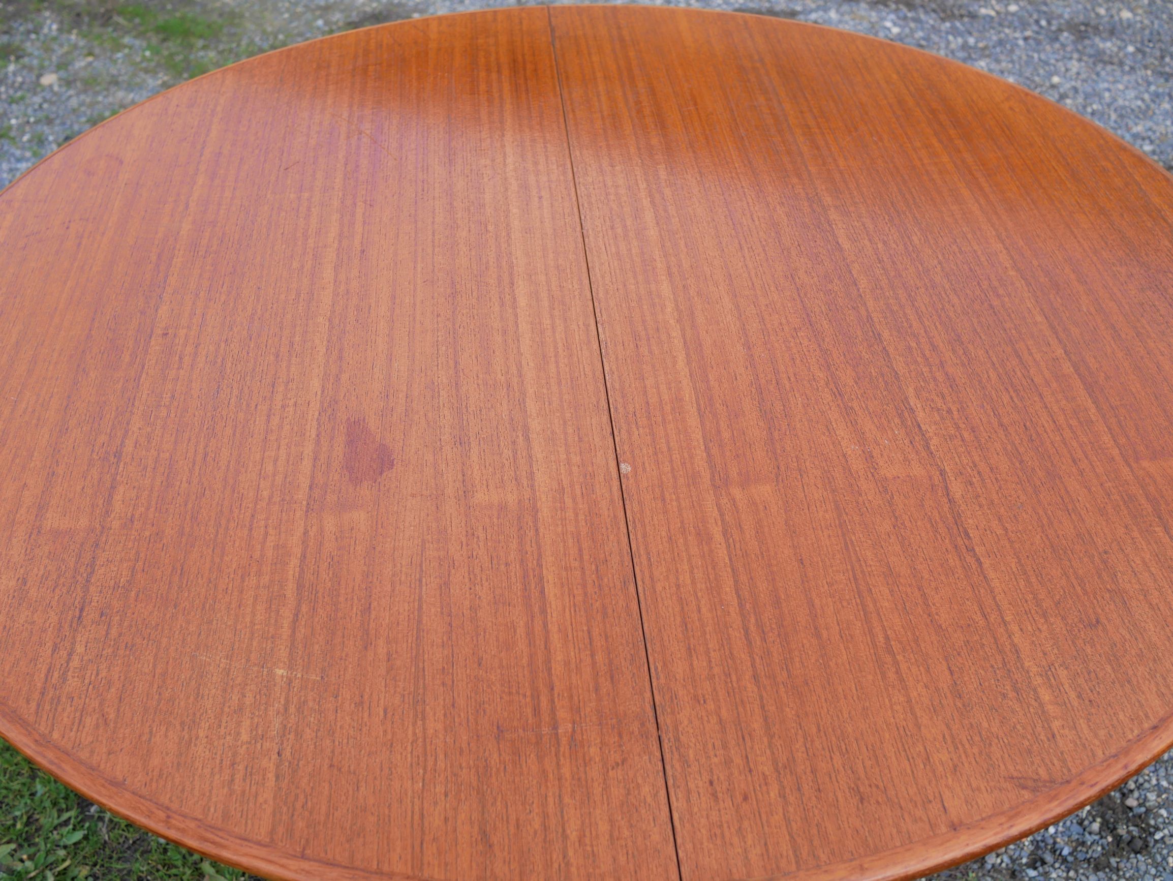 Dining round vintage with extensions