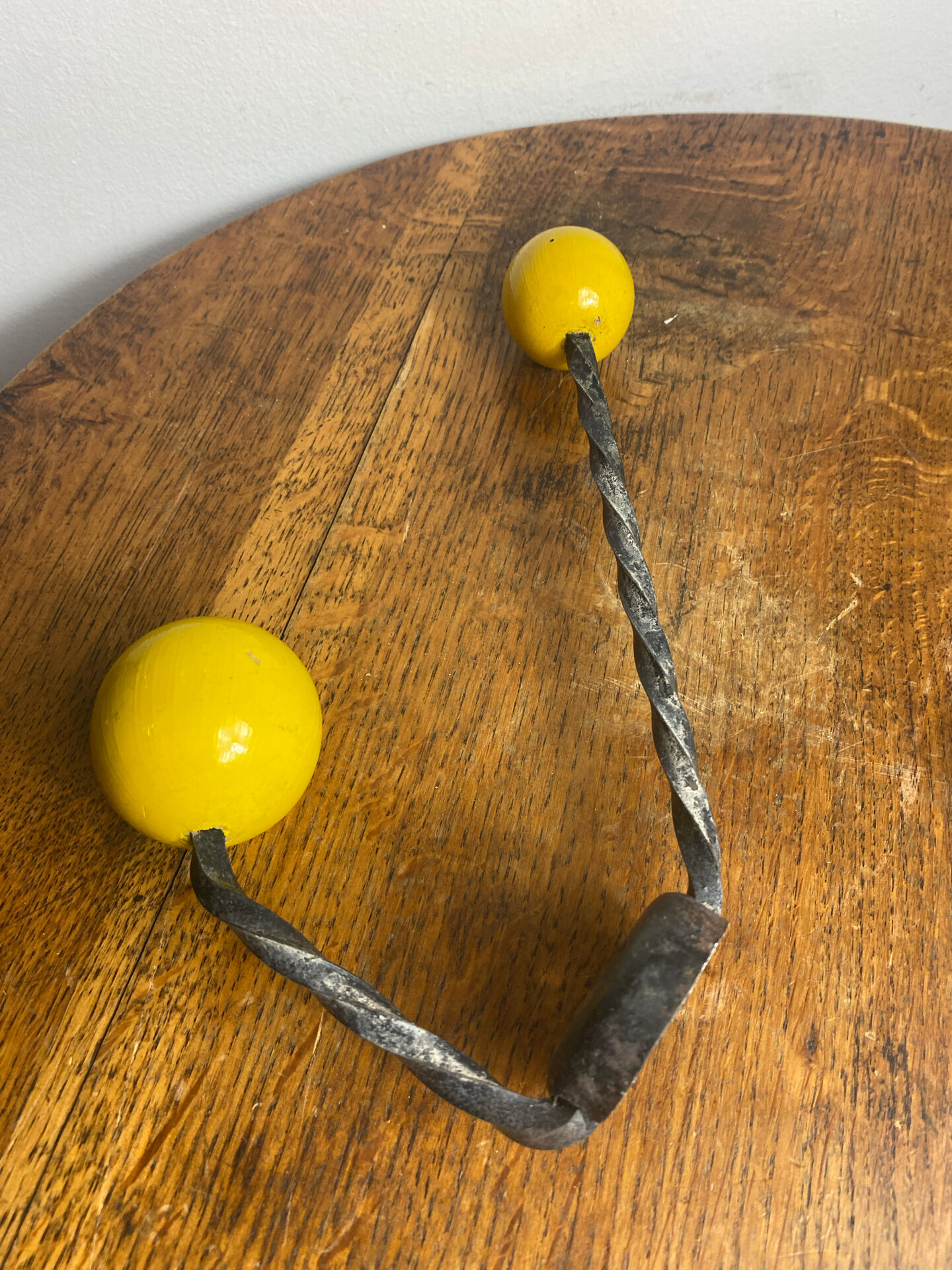 Patére en fer forgé torsadé et boules en bois