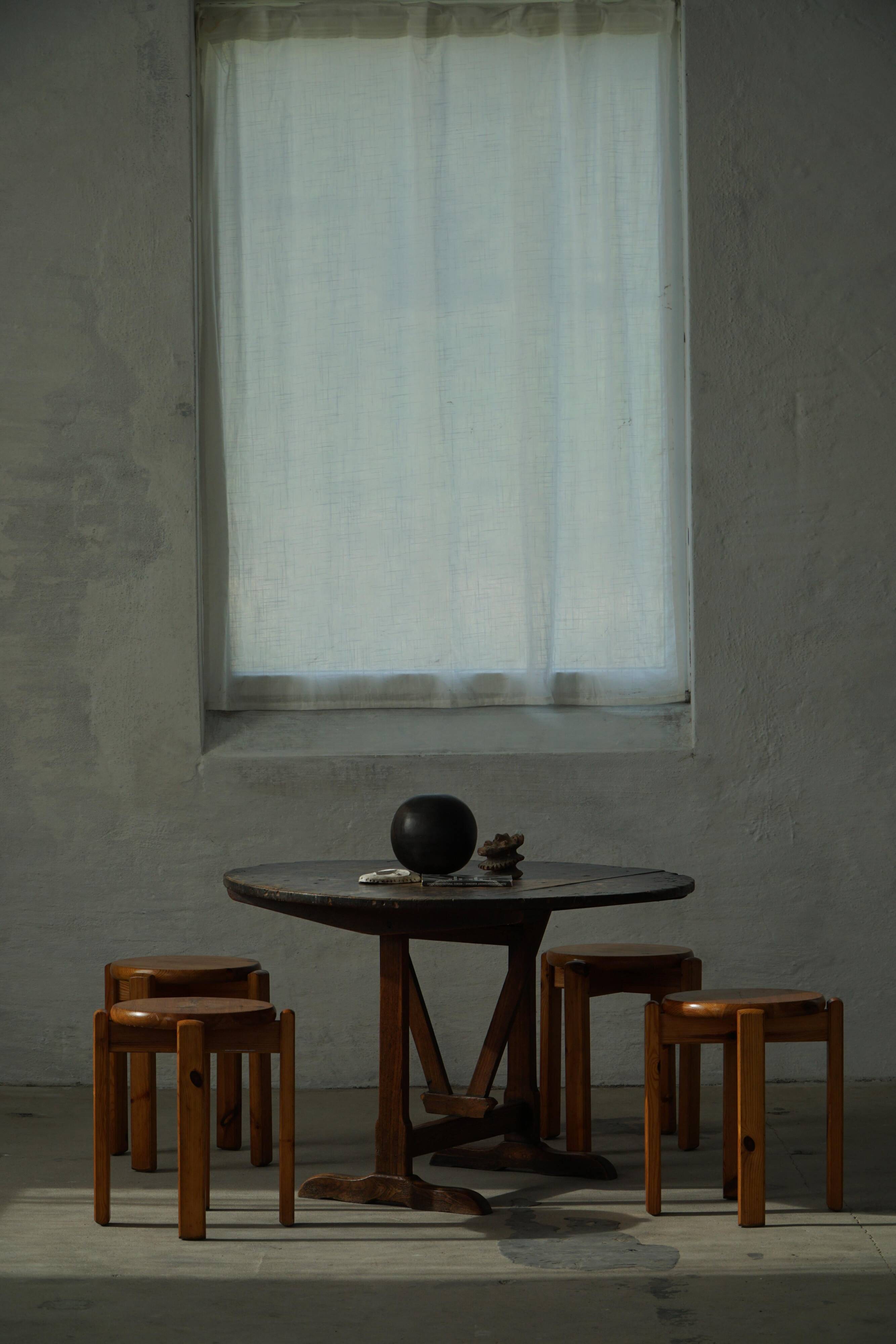 Round table with a tilting top from a 19th-century provincial French winemaker in oak.