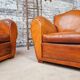 Paire de fauteuils club en cuir