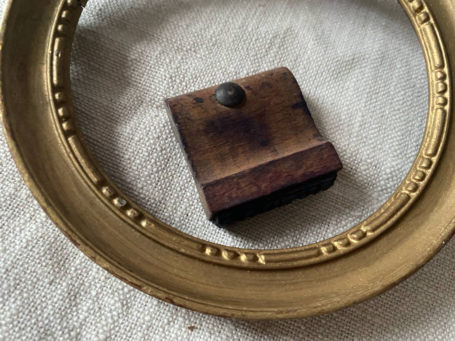 Small round frame in old gilded wood