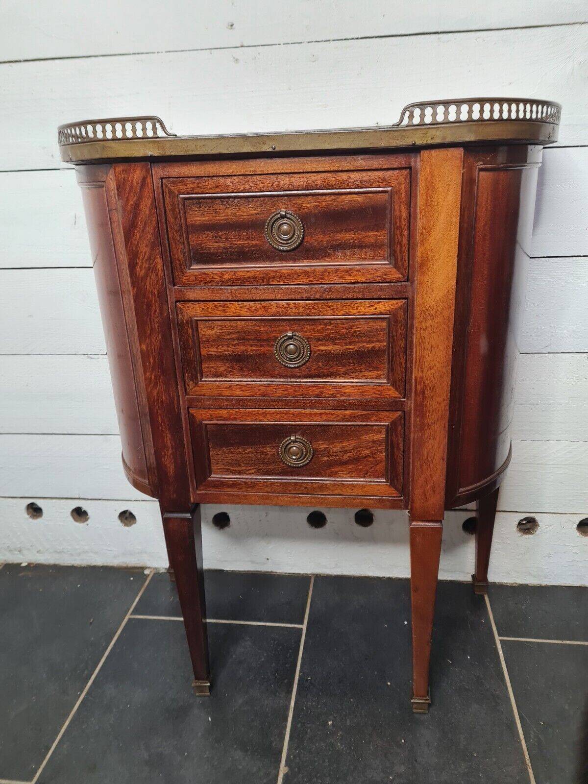 commode galbée en acajou avec dessus marbre