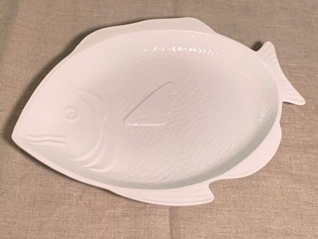Serving dish in the shape of a white glazed ceramic fish