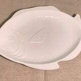 Plat de service en forme de poisson en céramique émaillée blanche