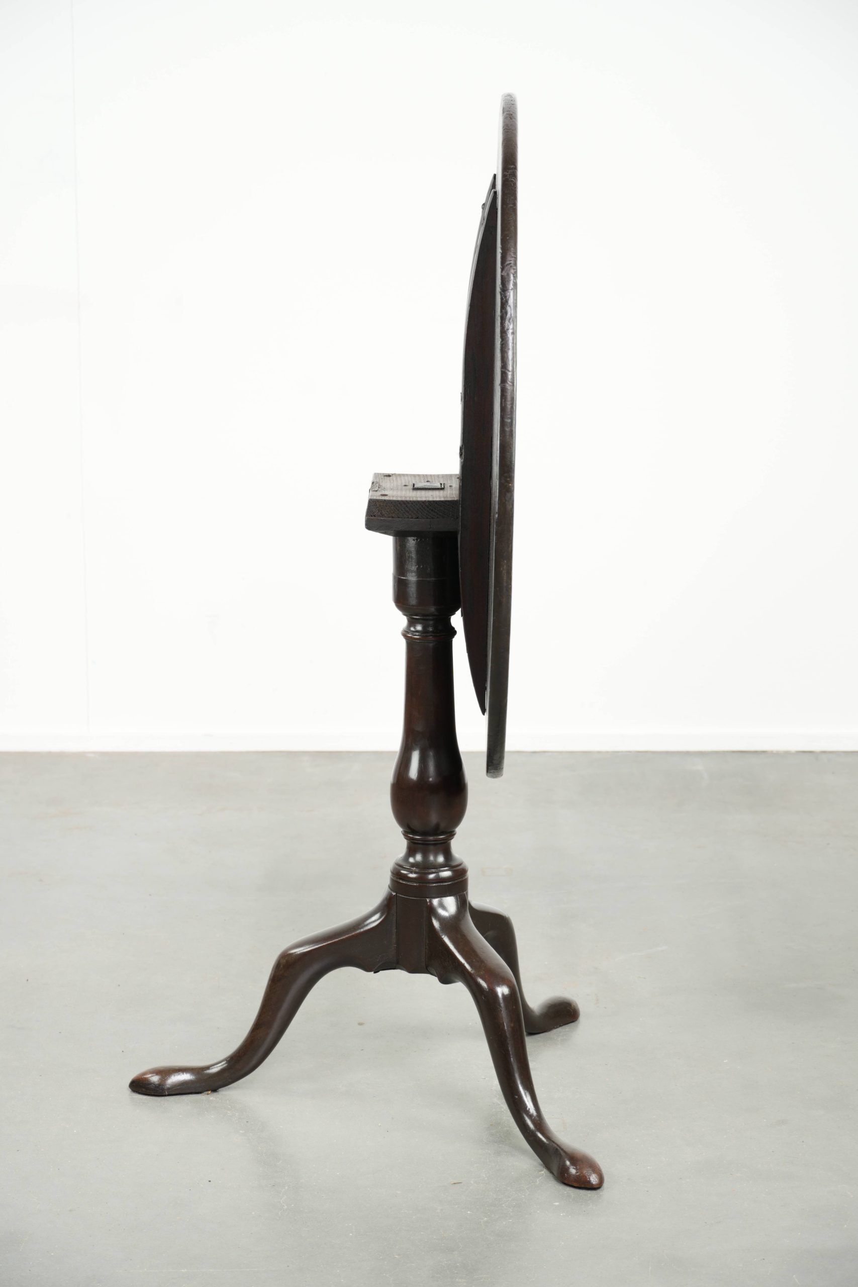 Practical round antique English tilt top table from the 18th century