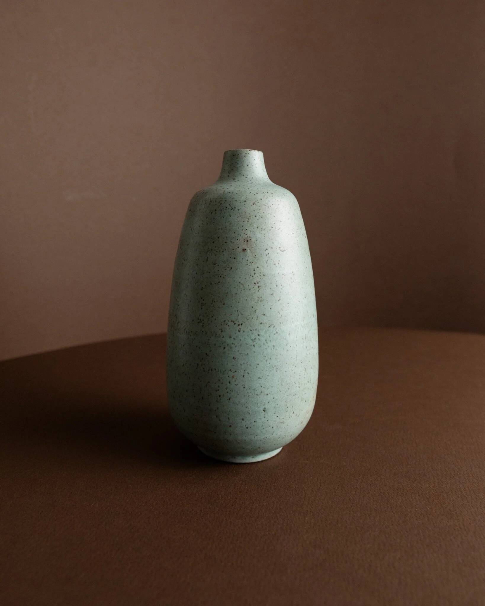 Vase en grès menthe par Carl Fischer pour PGH Bürgel – Céramique de studio organique du milieu du siècle, années 1960