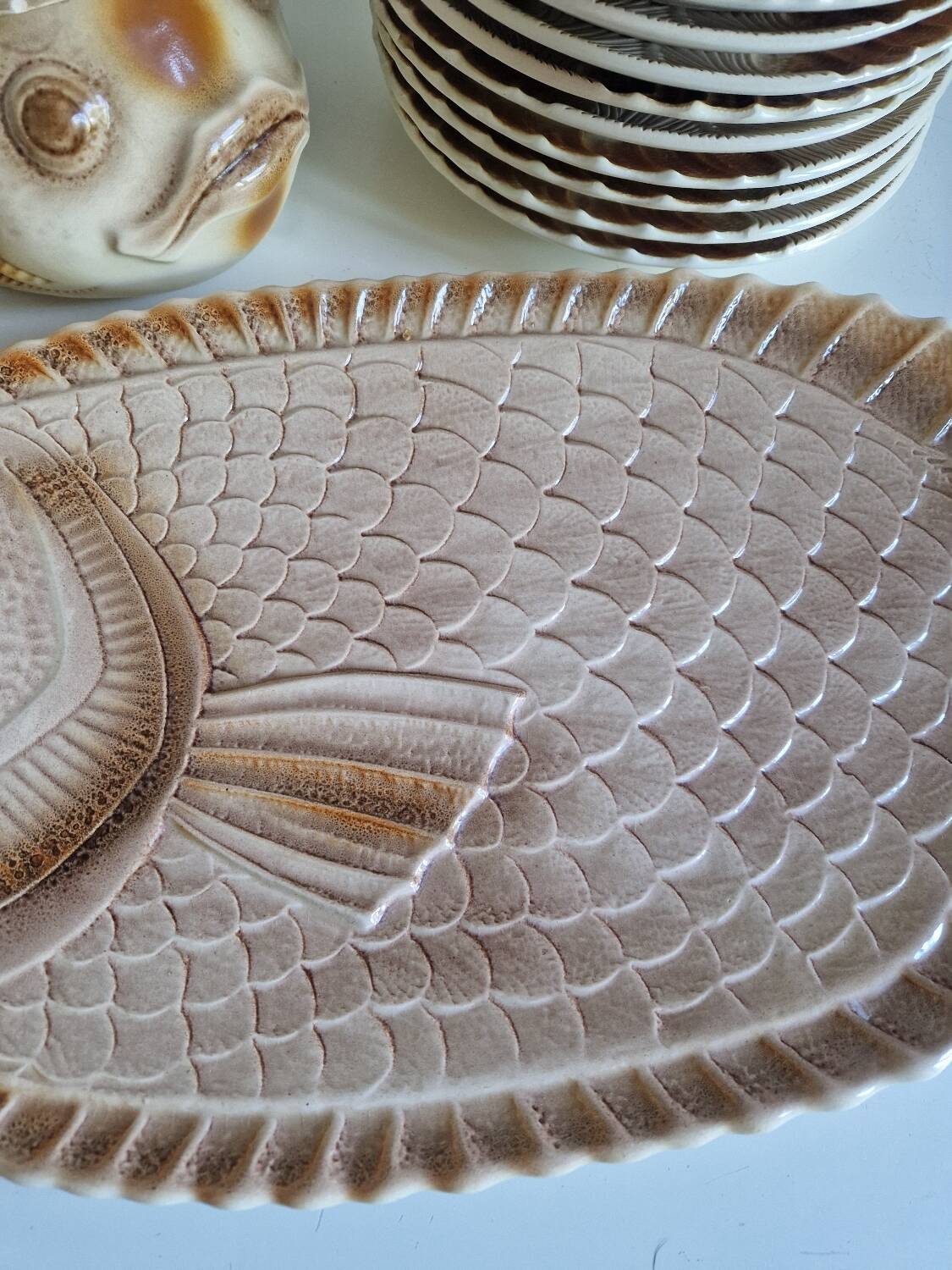 Many flat plates, dish, sauce boat, vegetable dish.