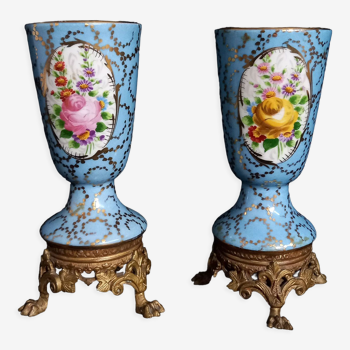 Paire de vases en porcelaine avec piètement en bronze doré