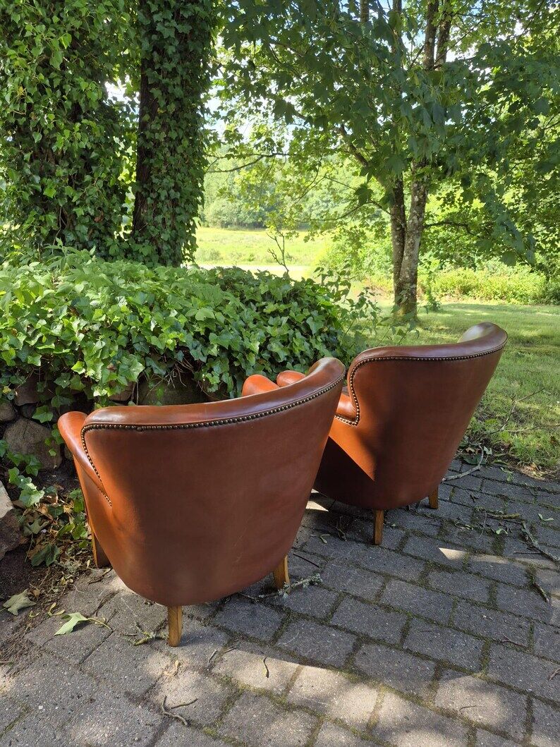 Chaises longues en cuir, design danois. Style urbain moderne.