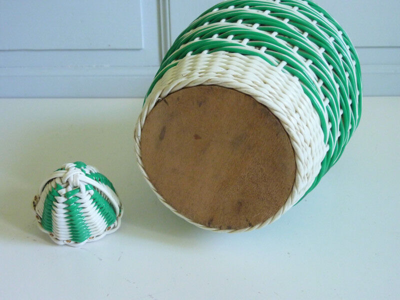 Green and white scoubidou bottle