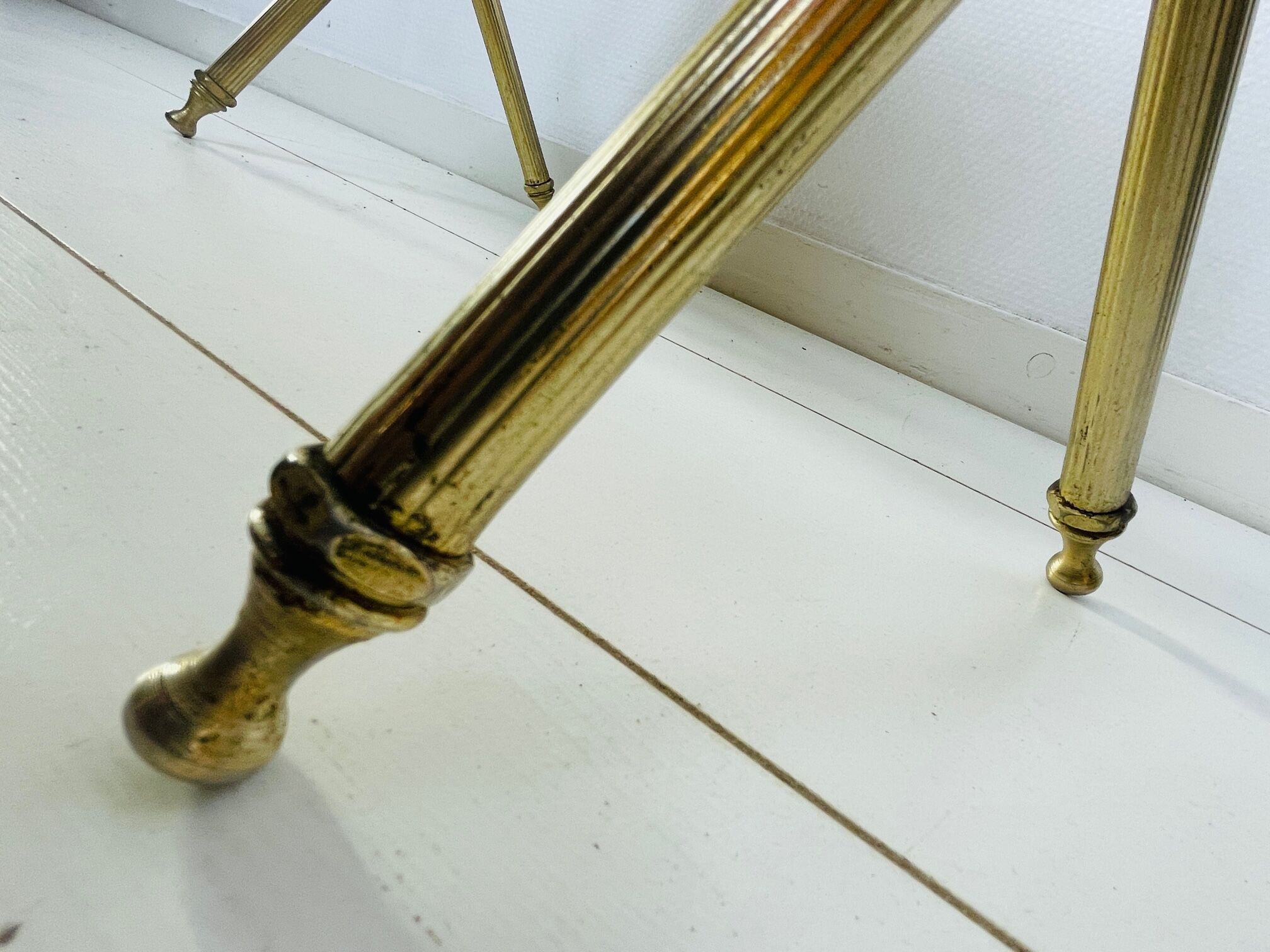 Porte-revues vintage n laiton néo classique