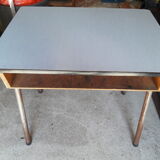 Bureau d'écolier en bois, formica et métal "la toupie"
