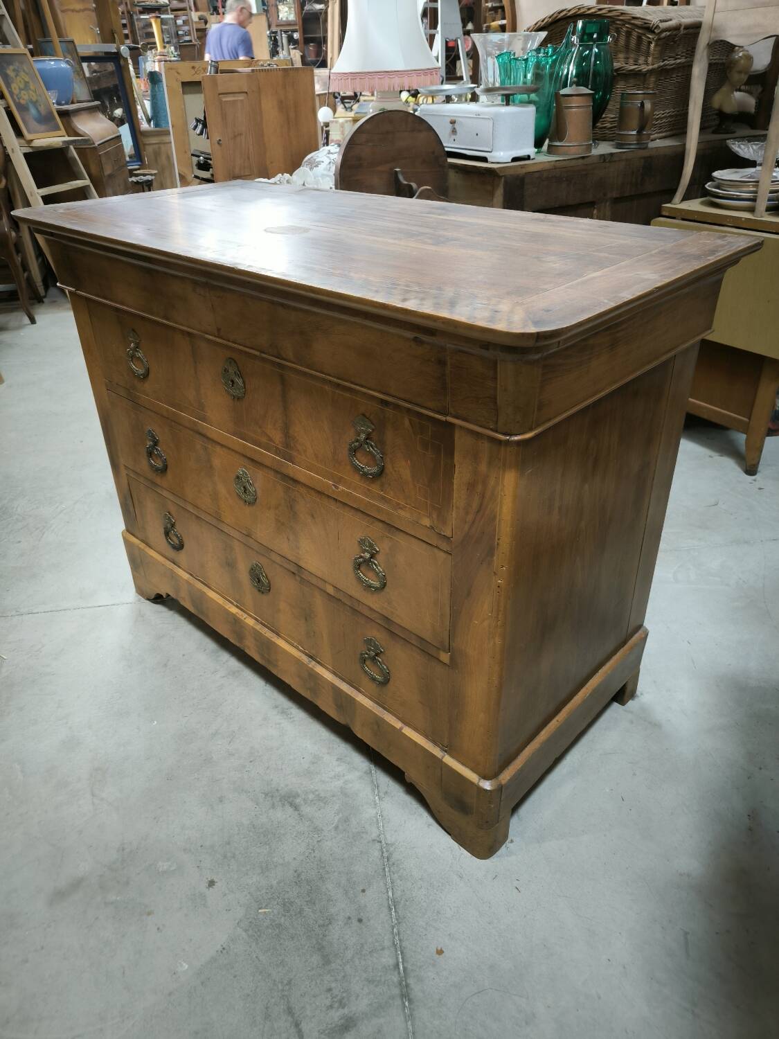 Restoration period chest of drawers in flamed walnut
