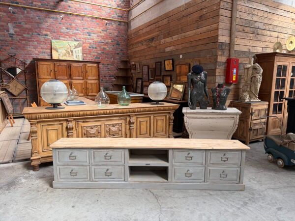 Ancien meuble d’atelier transformé en meuble télé