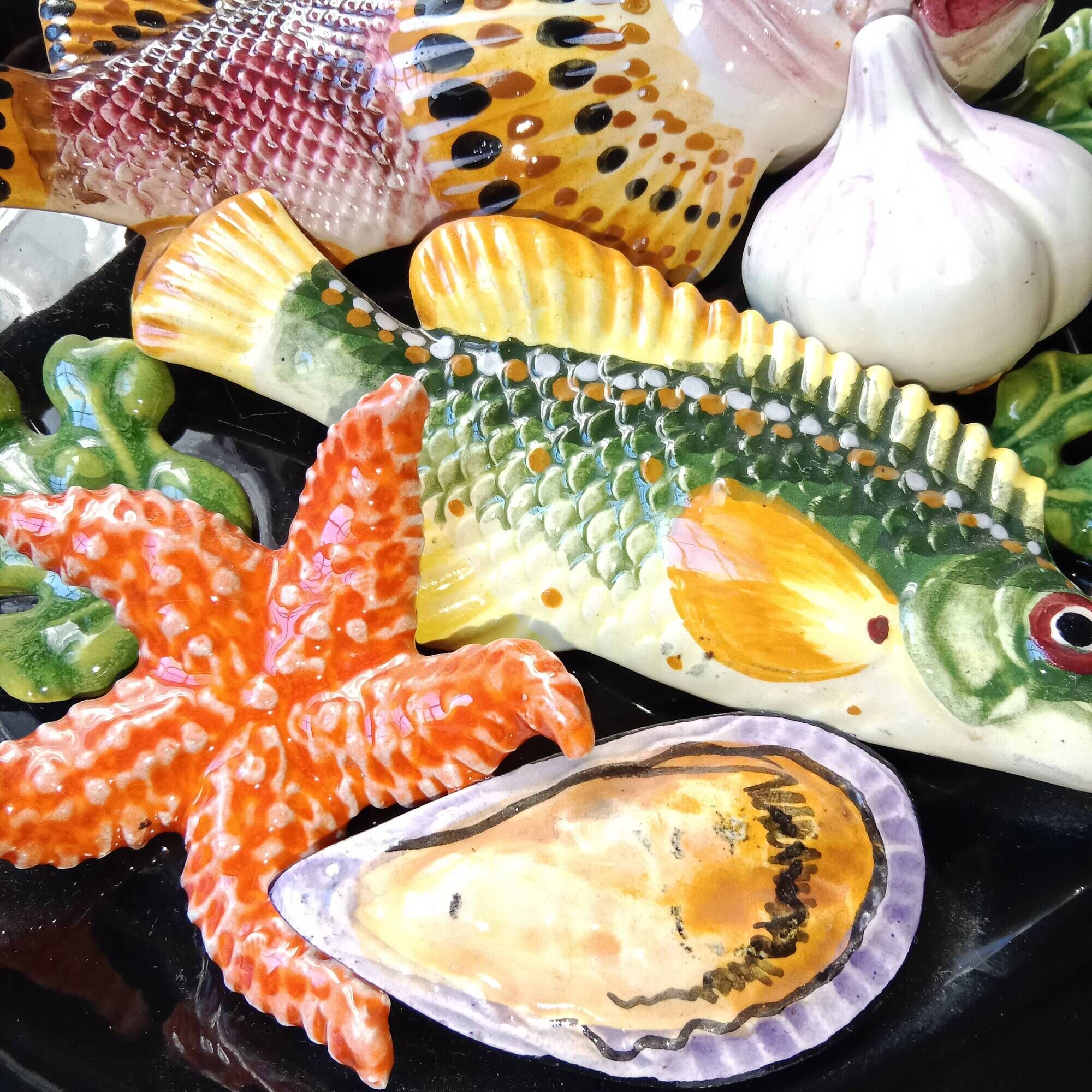 Assiette en Barbotine style 1970 Vallauris Poissons Étoile de Mer