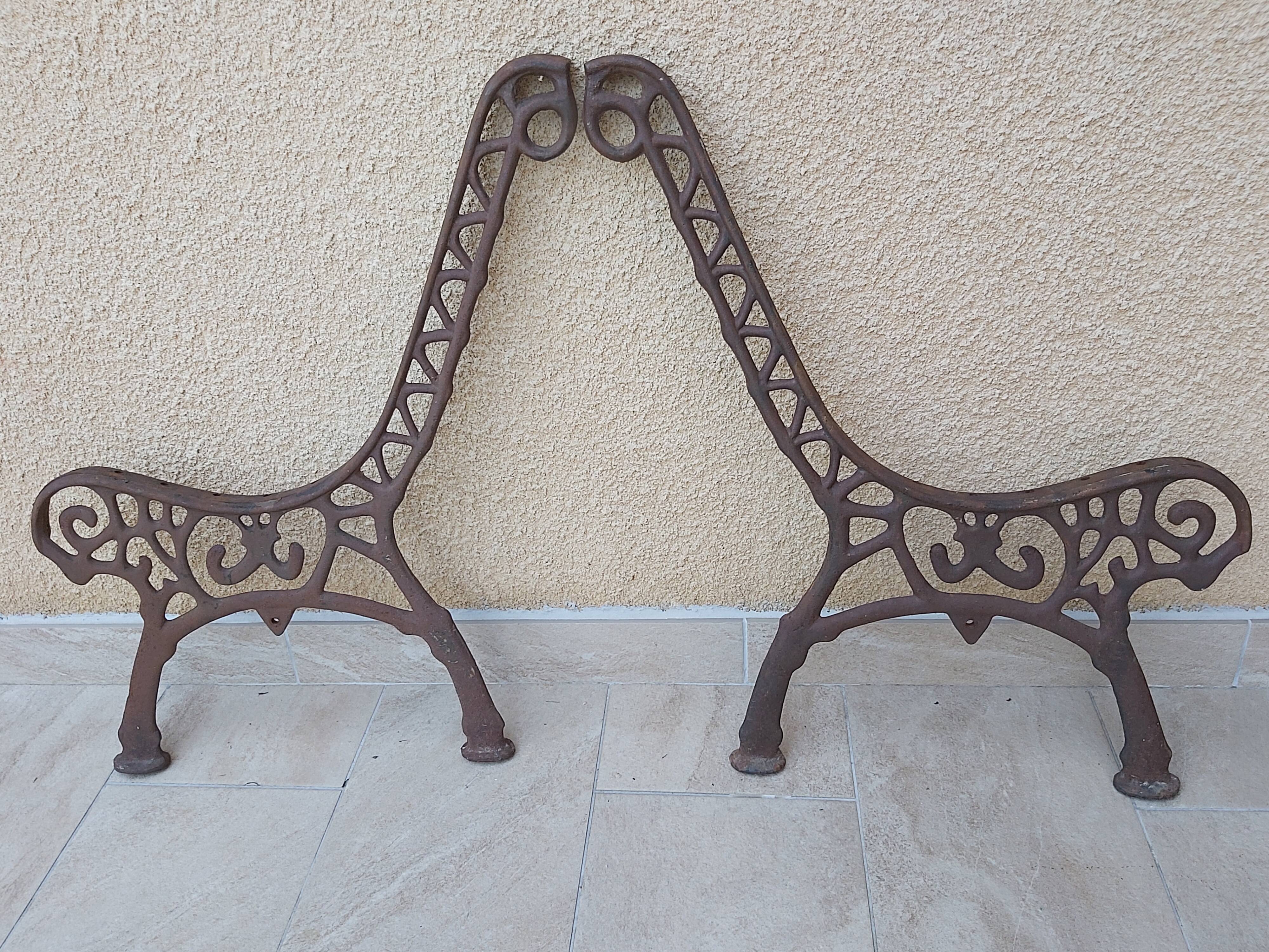 Pair of cast iron bench legs