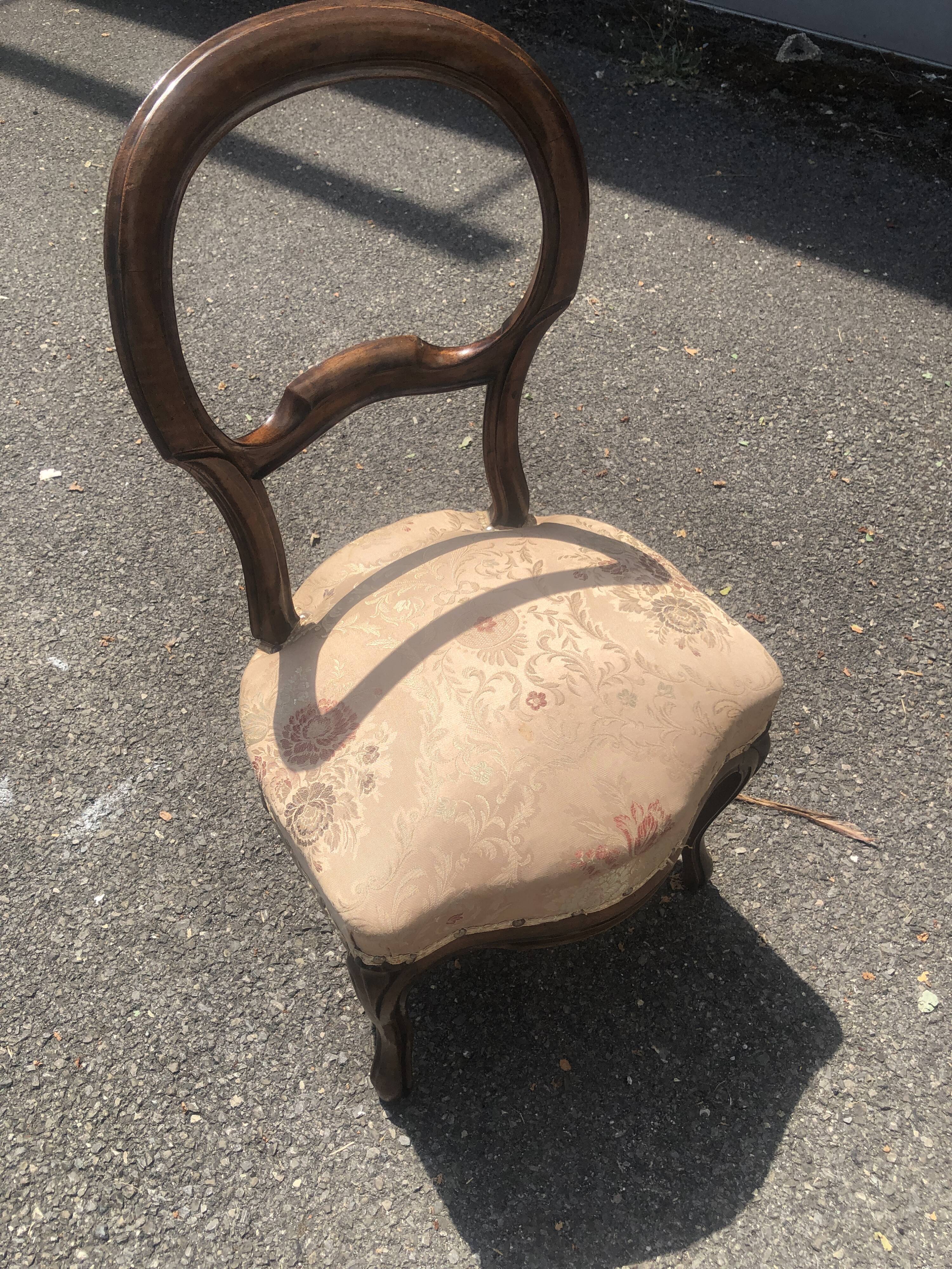 Louis-Philippe medallion chair from the 19th century in solid walnut.