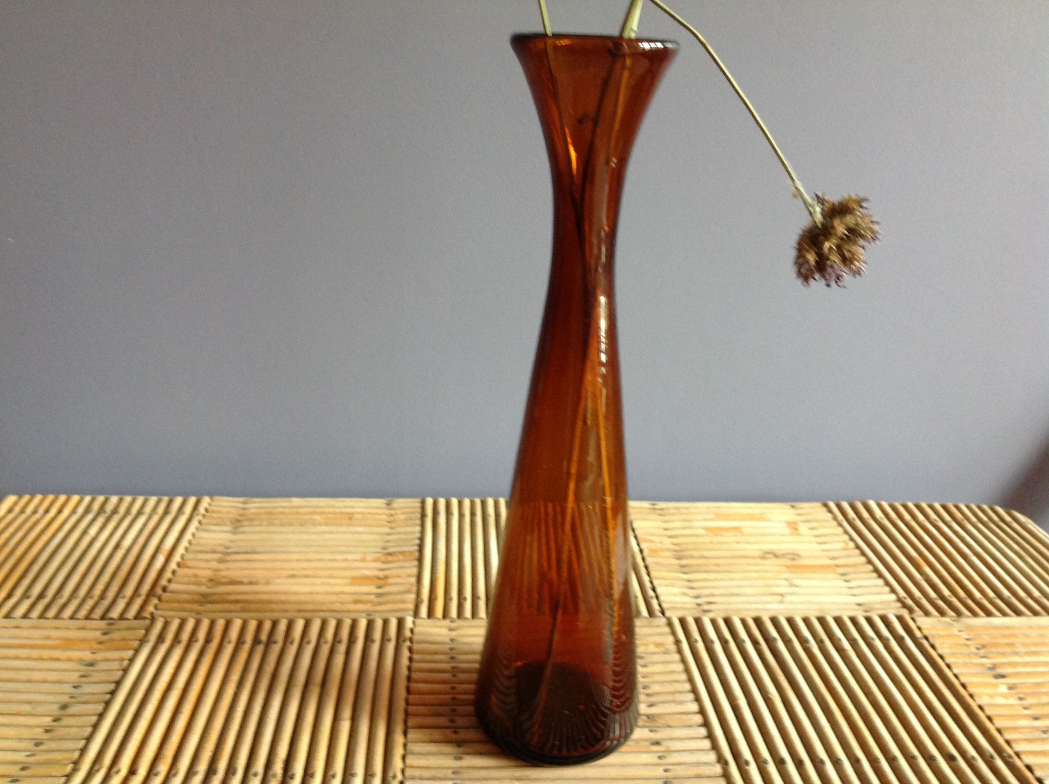 Vase en verre ambre