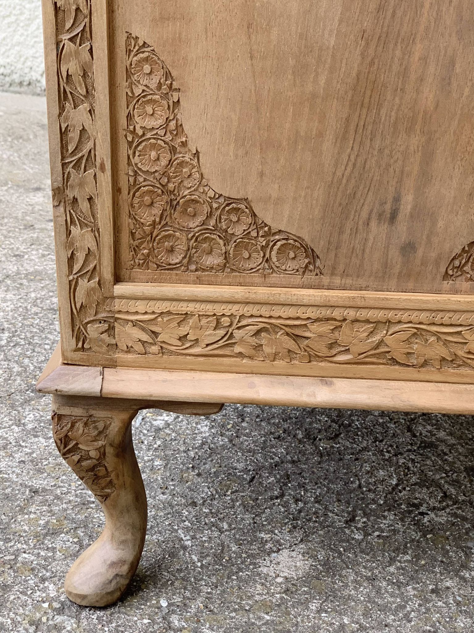 Commode vintage basse Padouk Massif sculpté 1950