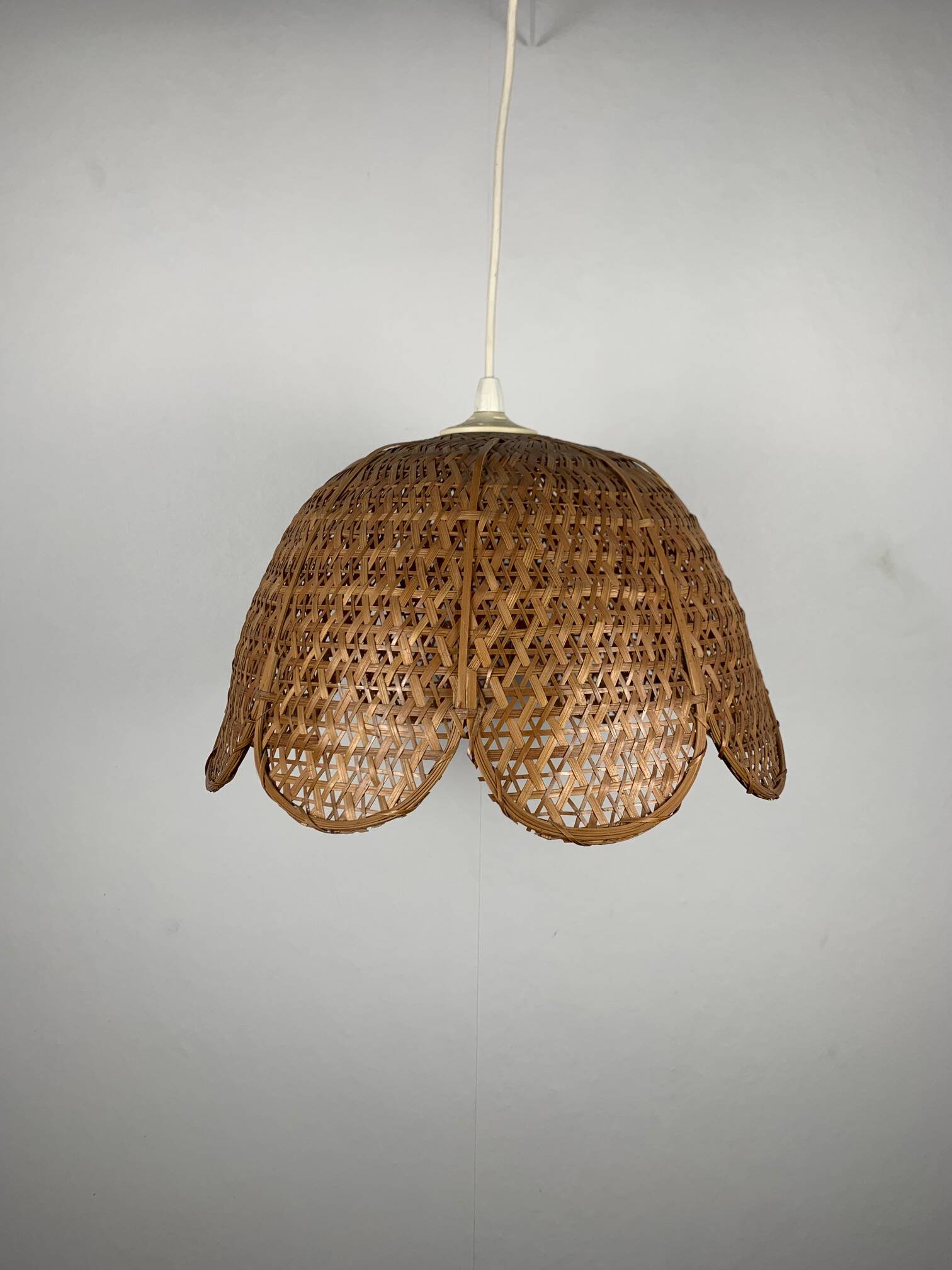 Suspension en forme de fleur, rotin tressé , 1970