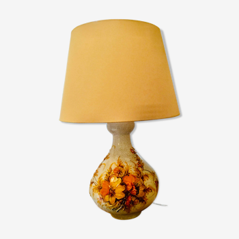 Beautiful vintage-style floral relief table lamp