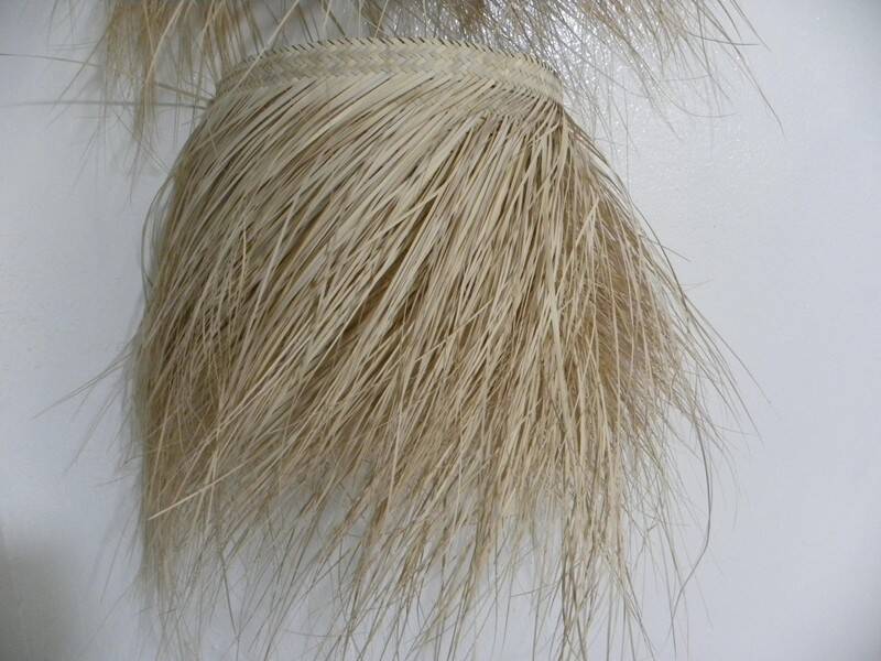 Wall lamp in natural fibres, woven straw with fringes.