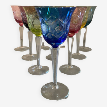 Série de 10 verres en cristal de Bohème ciselé