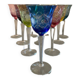 Série de 10 verres en cristal de Bohème ciselé