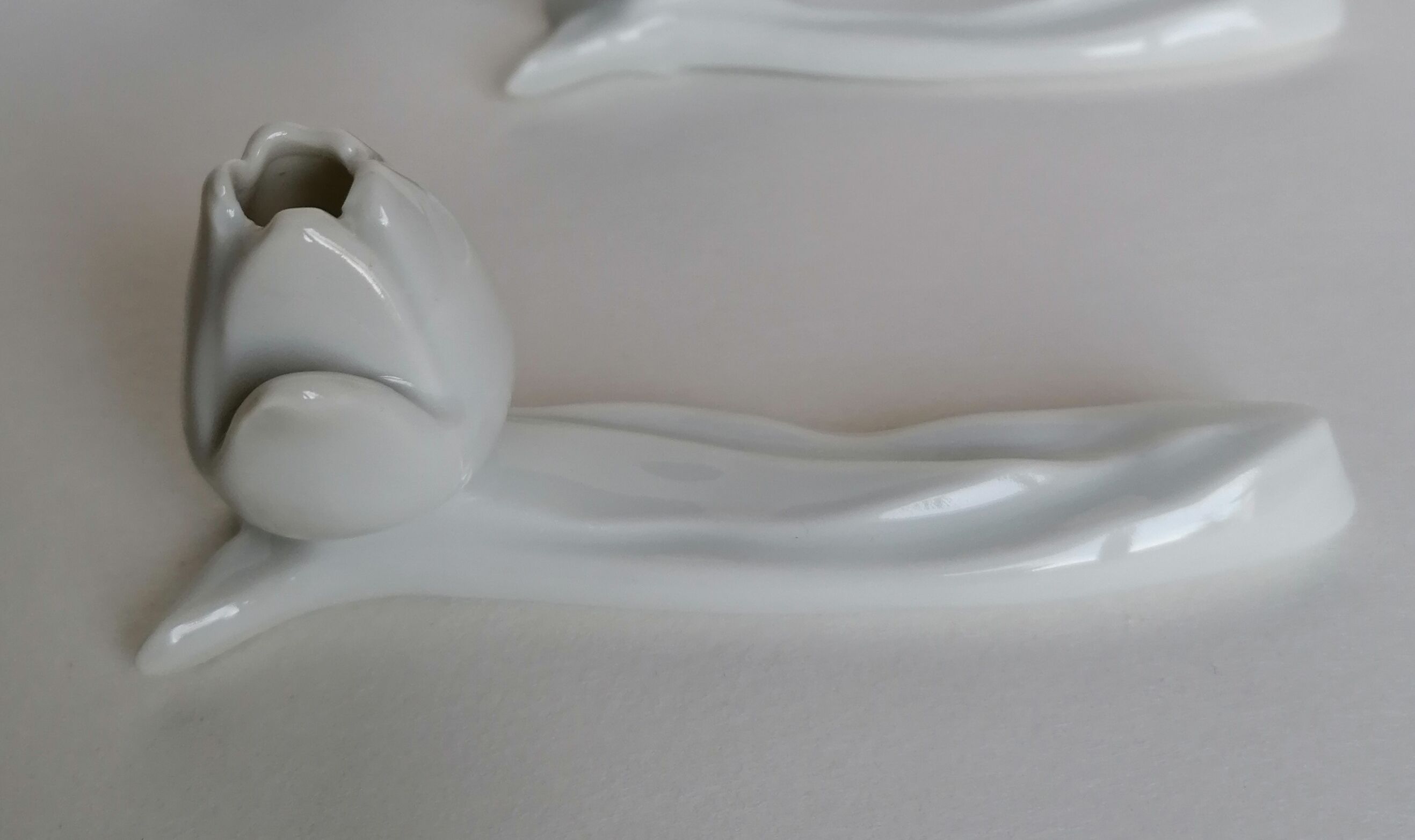 6 white porcelain knife holders