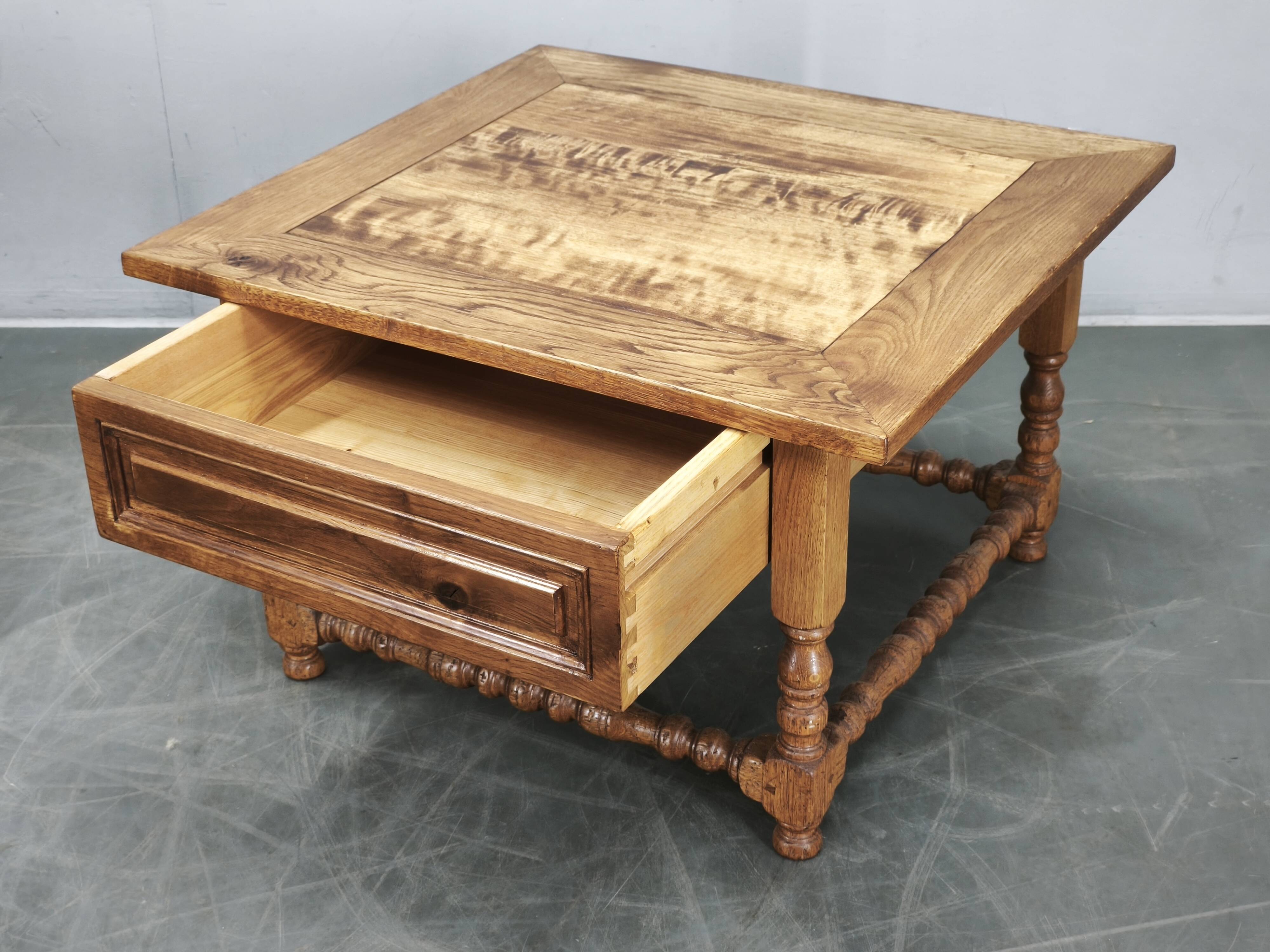 Paire de grandes tables de nuit en chêne massif européen, années 1980.