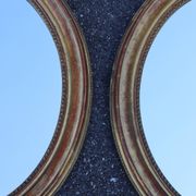 Paire de miroirs ovales en bois doré époque Louis Philippe