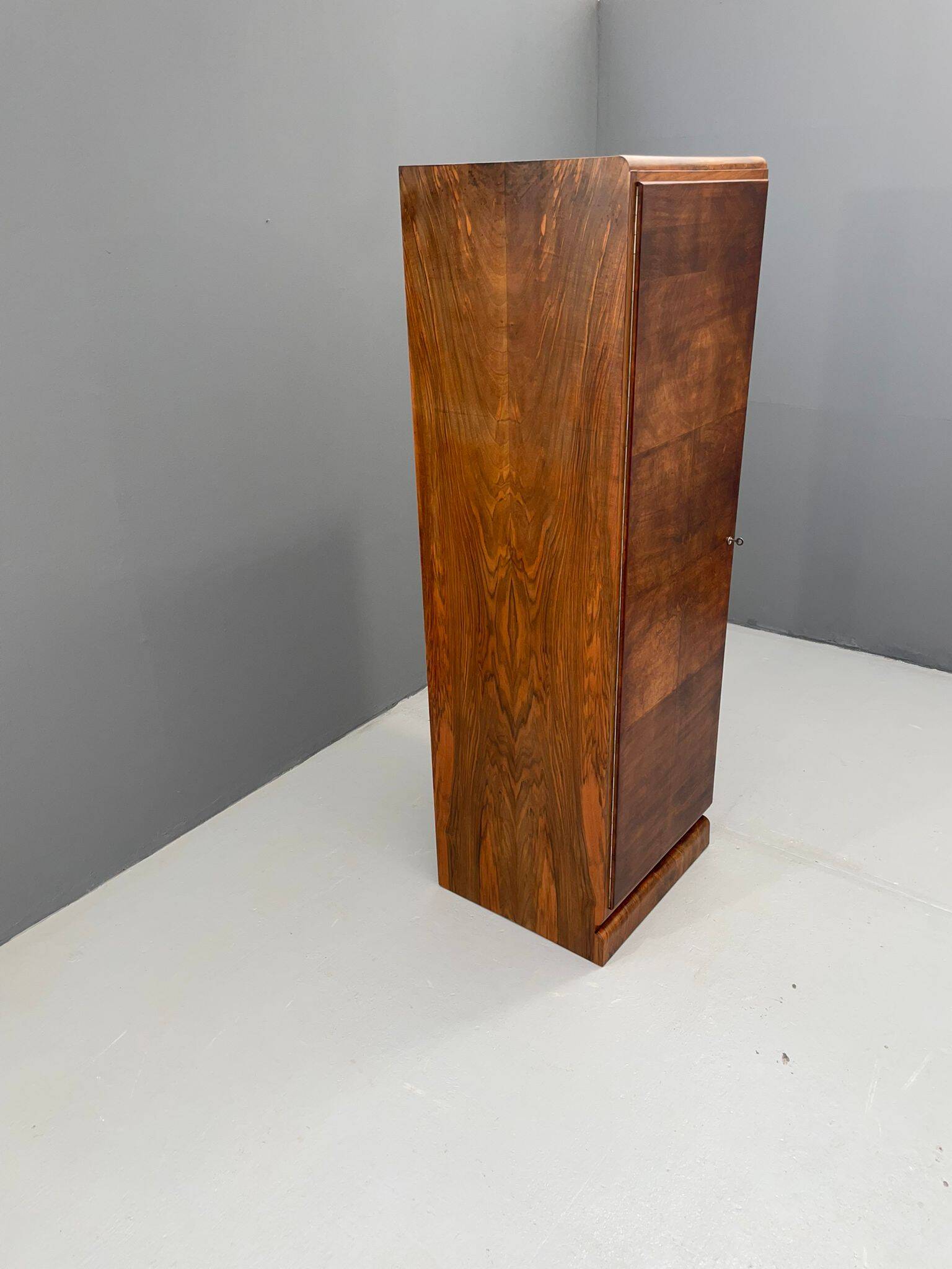 Armoire Art Déco restaurée avec tringle à vêtements, placage de noyer, Tchécoslovaquie, années 1930
