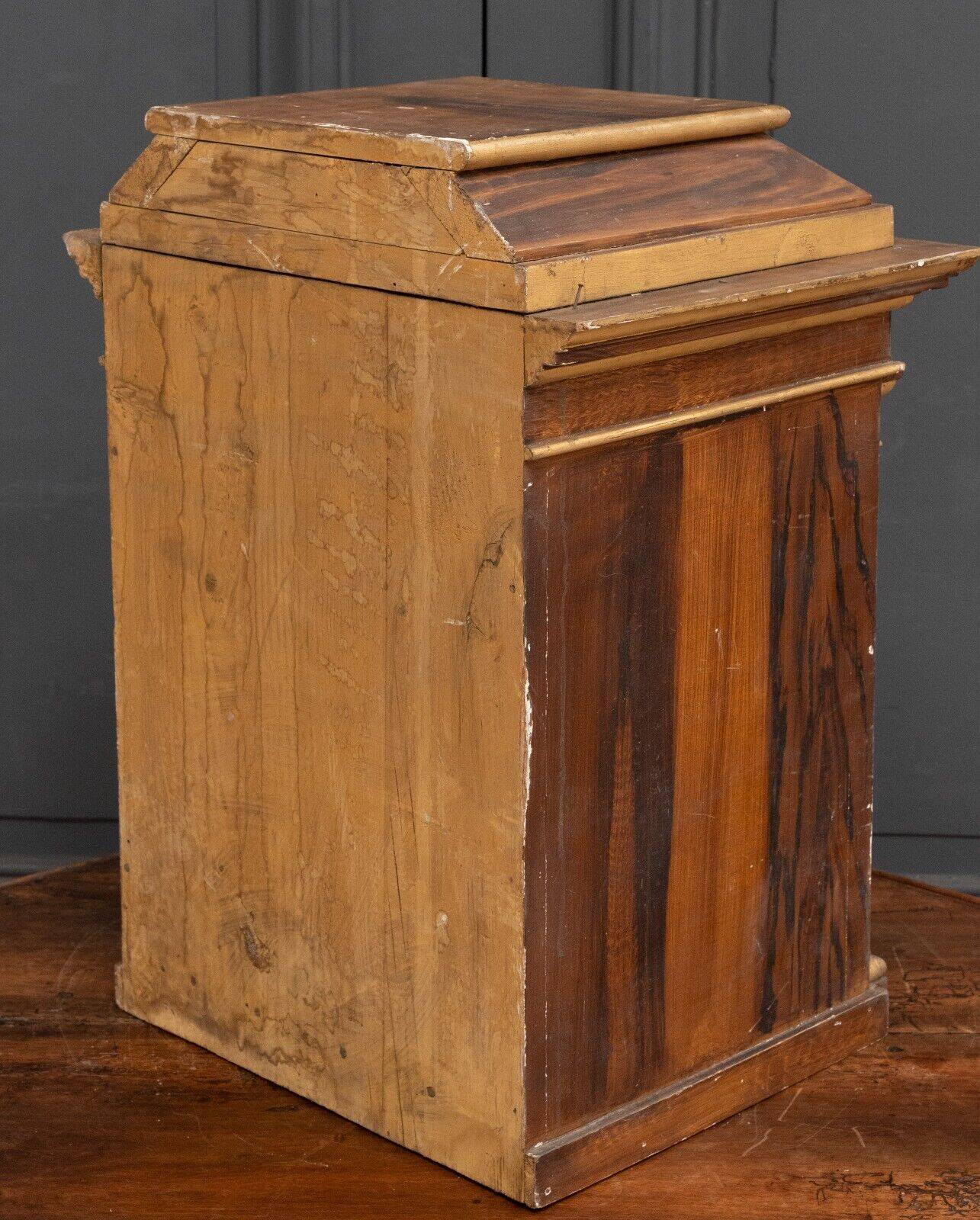 18th century tabernacle decorated with 2 columns and a sun on the facade