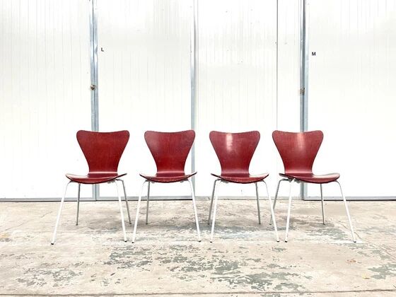 Set of 4 non branded butterfly chairs