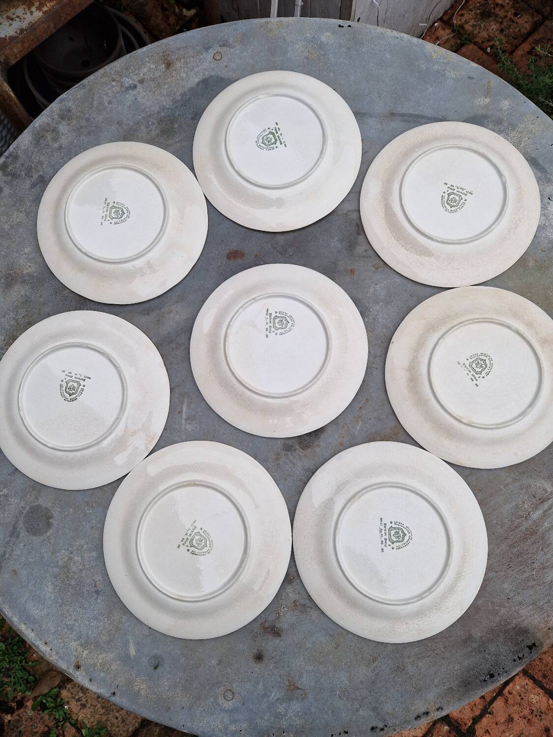Lot of 8 flat plates in antique English earthenware, fine ware, with patterns.