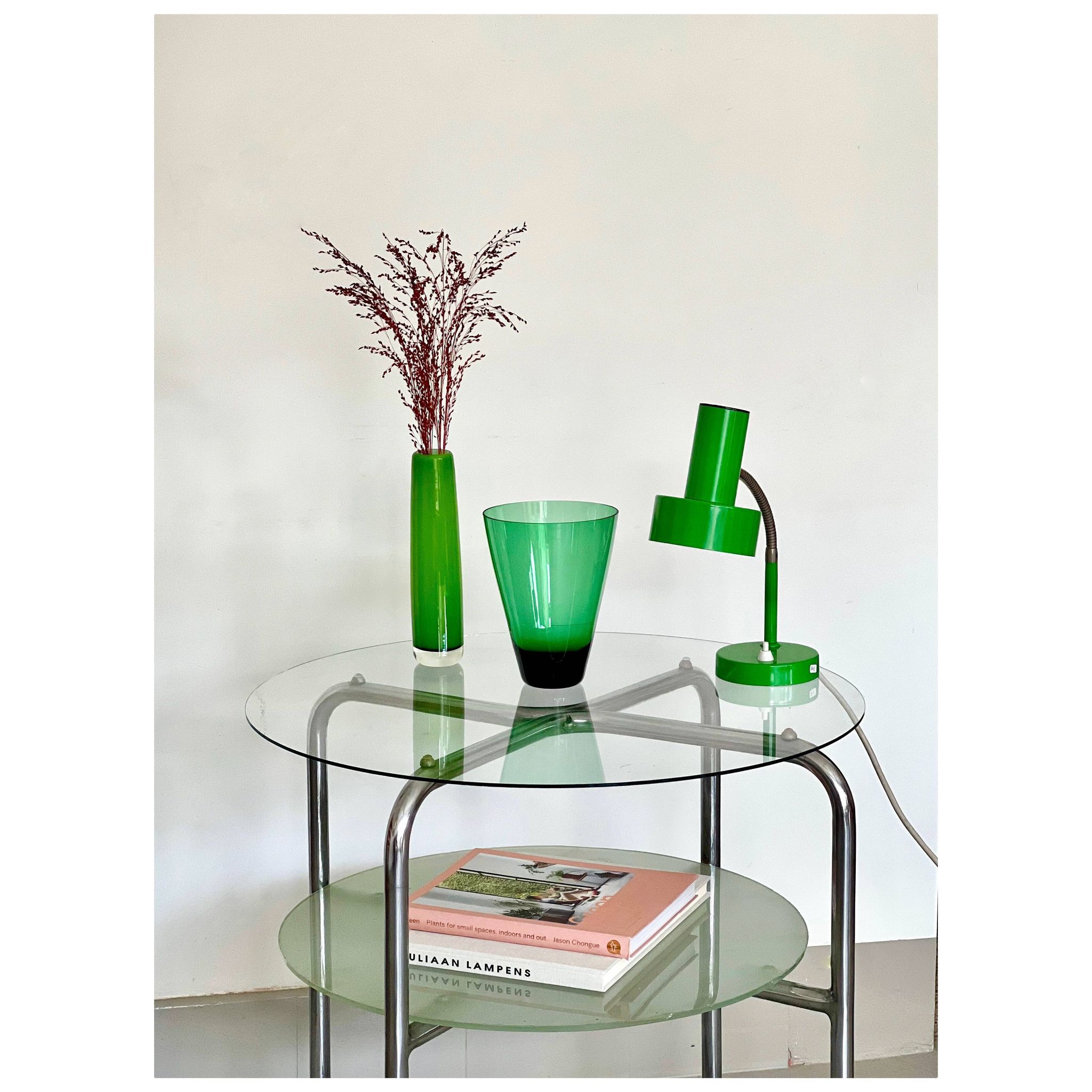 Table d'appoint en métal chrome et verre