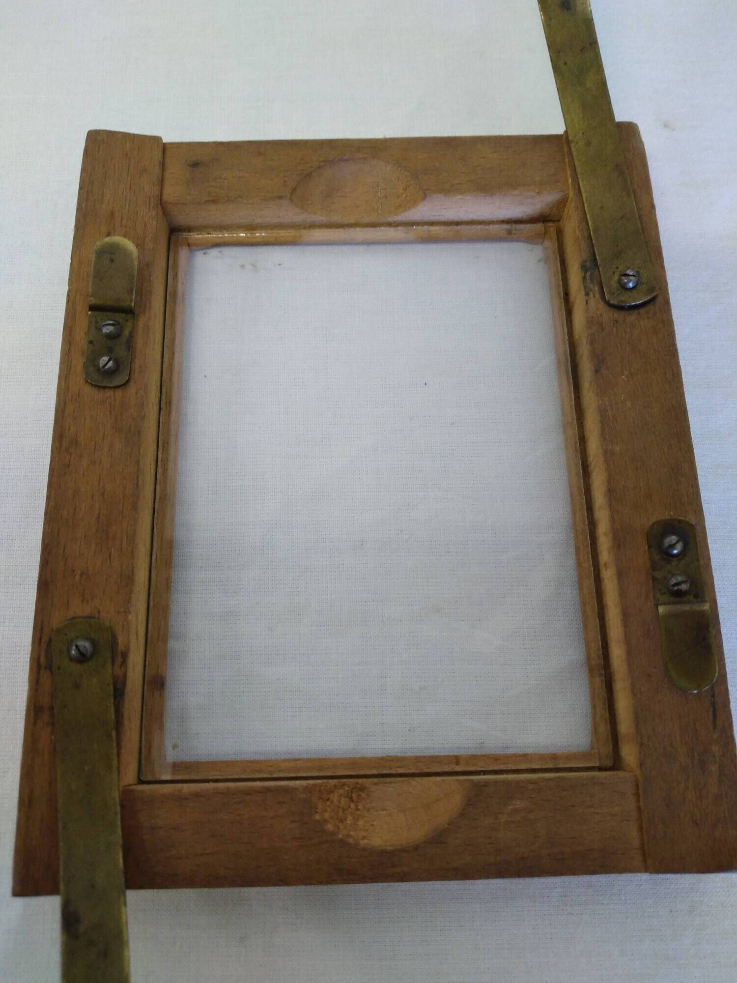 Photo frame in wood and glass